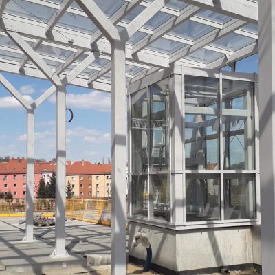 Wiata wraz z szybem windy na dworcu Wałbrzych Śródmieście